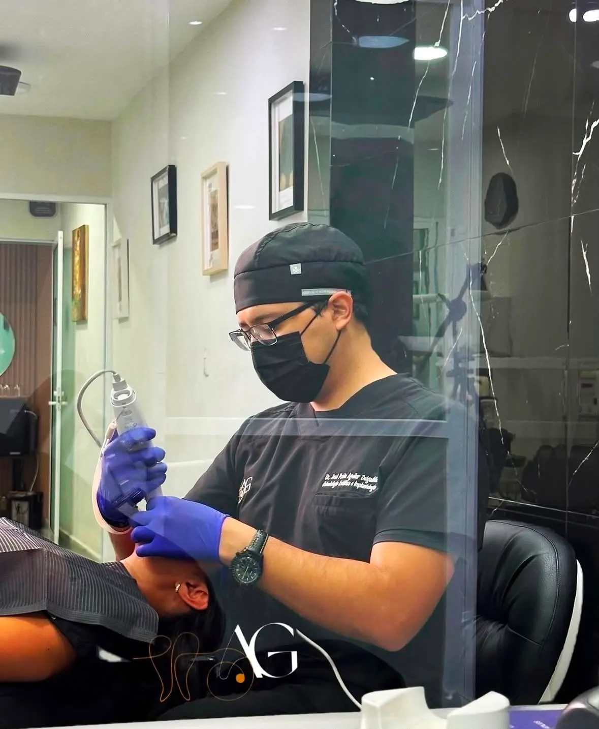 El Dr. Aguilar durante un procedimiento clínico