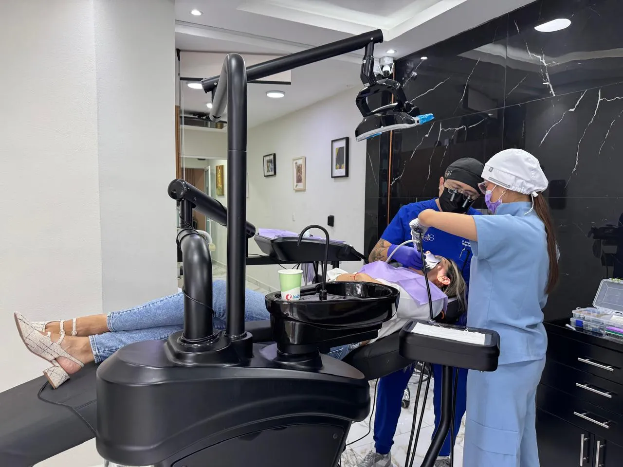 Procedimiento odontológico en la clínica del Dr. José Pablo Aguilar